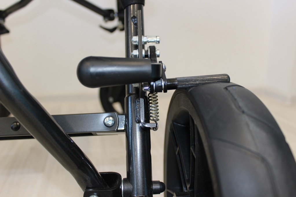 Коляска Corzino, тормоз в действии Коляска Corzino, тормоз в действии